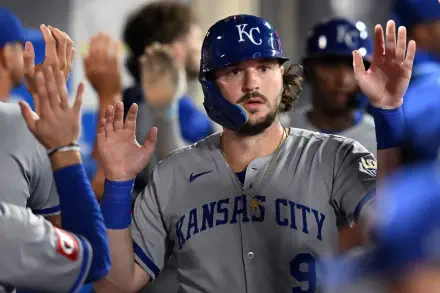 4K Ultra HD PC desktop wallpaper showing a Kansas City Royals baseball player in gray uniform returning to the dugout, hands raised for high-fives.