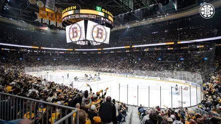 4K Ultra HD PC desktop wallpaper of an NHL hockey game at the Boston Bruins stadium, panoramic view of the ice and a packed crowd.