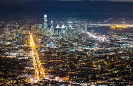 8K Ultra HD PC desktop wallpaper: San Francisco night landscape in California, city lights and urban nightlife glittering along the bay.
