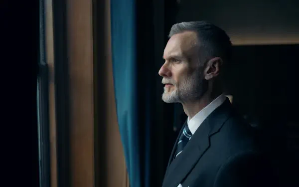 5K Ultra HD PC wallpaper for the TV show Down Cemetery Road: a suited male lead gazes out a window amid blue curtains and cinematic, moody lighting.