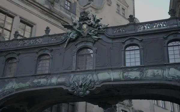 5K Ultra HD PC desktop wallpaper and background — architectural photography of an ornate arched bridge with a sculpted statue and decorative reliefs on a historic façade.