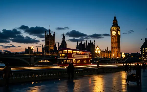 4K Ultra HD PC desktop wallpaper/background: Big Ben and the Houses of Parliament at dusk, illuminated clock tower with a red double-decker bus crossing Westminster Bridge and reflections on the wet pavement.