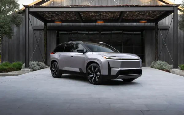 Gray Toyota Highlander BEV parked under a modern carport, sleek wheels and LED accents — 4K Ultra HD PC desktop wallpaper of a Toyota electric vehicle.