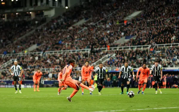 4K desktop wallpaper: FC Barcelona player in orange kit striking a free kick in a packed stadium during a soccer match.