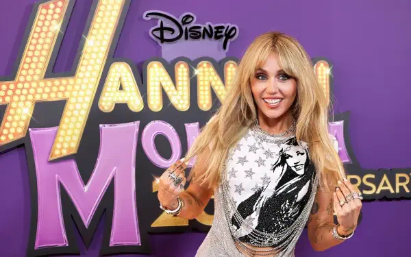 HD PC desktop wallpaper: blonde pop star posing before a large Hannah Montana TV show logo on a vibrant purple background.