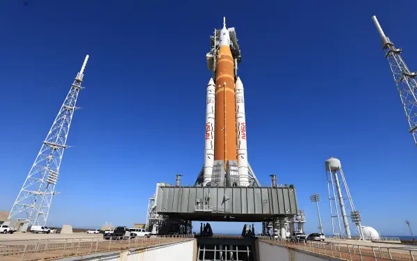 NASA Artemis II rocket on the launch pad beneath a clear blue sky — 4K Ultra HD PC desktop wallpaper and background.