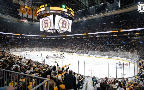 4K Ultra HD PC desktop wallpaper of an NHL hockey game at the Boston Bruins stadium, panoramic view of the ice and a packed crowd.