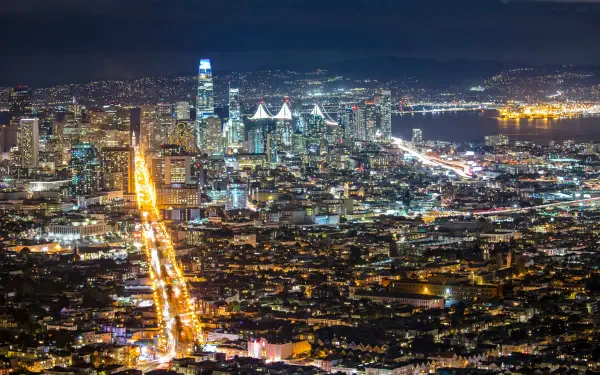 8K Ultra HD PC desktop wallpaper: San Francisco night landscape in California, city lights and urban nightlife glittering along the bay.