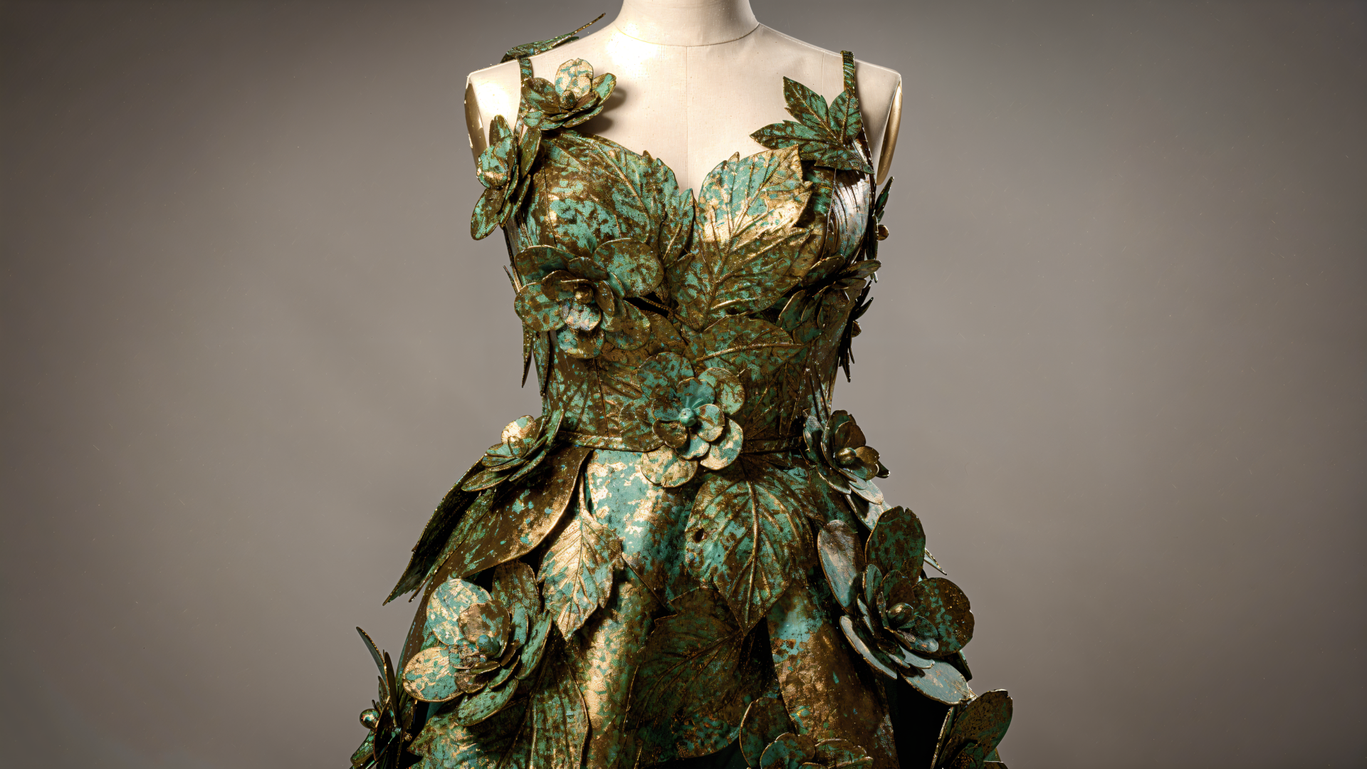 4K Ultra HD PC desktop wallpaper: ornate green floral dress with layered petal-like metallic fabric on a mannequin against a neutral studio backdrop.