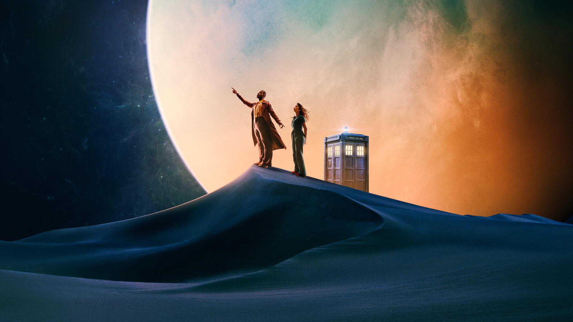 Doctor Who (2023) 4K Ultra HD PC desktop wallpaper and background: two figures stand by the TARDIS atop a sand dune beneath a massive planet, framed by a cinematic orange-blue sky.