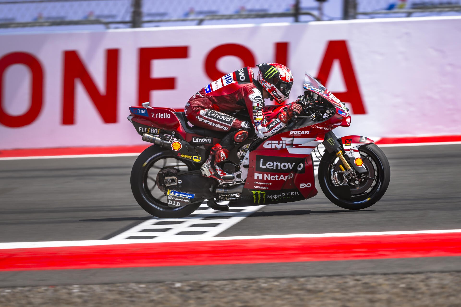 Marc Márquez races a Ducati Desmosedici GP26 in MotoGP, captured in a 5K Ultra HD desktop wallpaper and background.