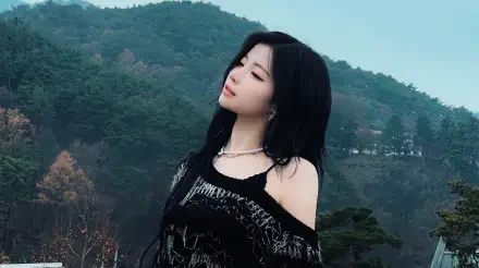 5K Ultra HD desktop wallpaper of a moody goth/emo K-pop girl with long dark hair, BABYMONSTER-inspired styling and pearl jewelry, posed against a misty mountain backdrop.