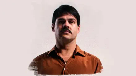 HD PC desktop wallpaper: stoic male character from the TV show El Chapo against a pale background.