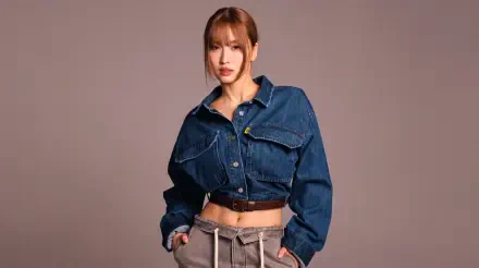 5K Ultra HD desktop wallpaper: portrait of a Japanese K-pop idol and model in a cropped denim jacket and trousers against a neutral backdrop.