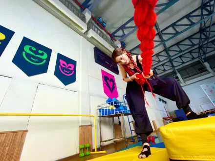 IVE’s Leeseo performs an aerial silk acrobatic pose in a gym in this Looks Can Kill 4K Ultra HD PC desktop wallpaper.