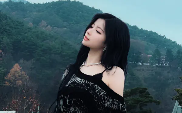 5K Ultra HD desktop wallpaper of a moody goth/emo K-pop girl with long dark hair, BABYMONSTER-inspired styling and pearl jewelry, posed against a misty mountain backdrop.