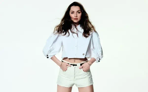 5K Ultra HD PC desktop wallpaper of a celebrity actress standing in a white cropped blouse and light shorts against a plain white background.