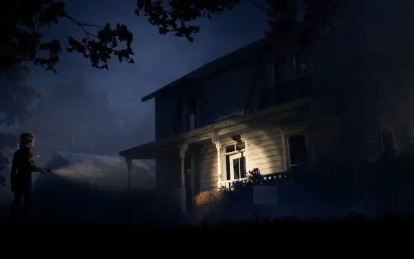 2K Quad HD PC wallpaper: Michael Myers (Halloween) looms as a shadowy figure outside a dim, decaying house at night — Halloween: The Game.