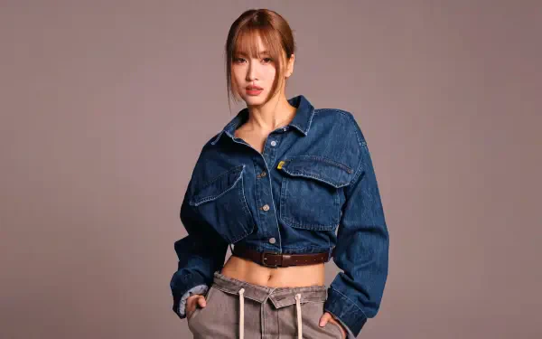 5K Ultra HD desktop wallpaper: portrait of a Japanese K-pop idol and model in a cropped denim jacket and trousers against a neutral backdrop.