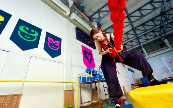 IVE’s Leeseo performs an aerial silk acrobatic pose in a gym in this Looks Can Kill 4K Ultra HD PC desktop wallpaper.