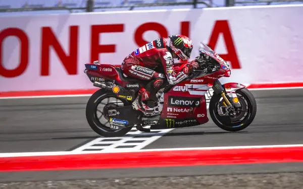 Marc Márquez races a Ducati Desmosedici GP26 in MotoGP, captured in a 5K Ultra HD desktop wallpaper and background.