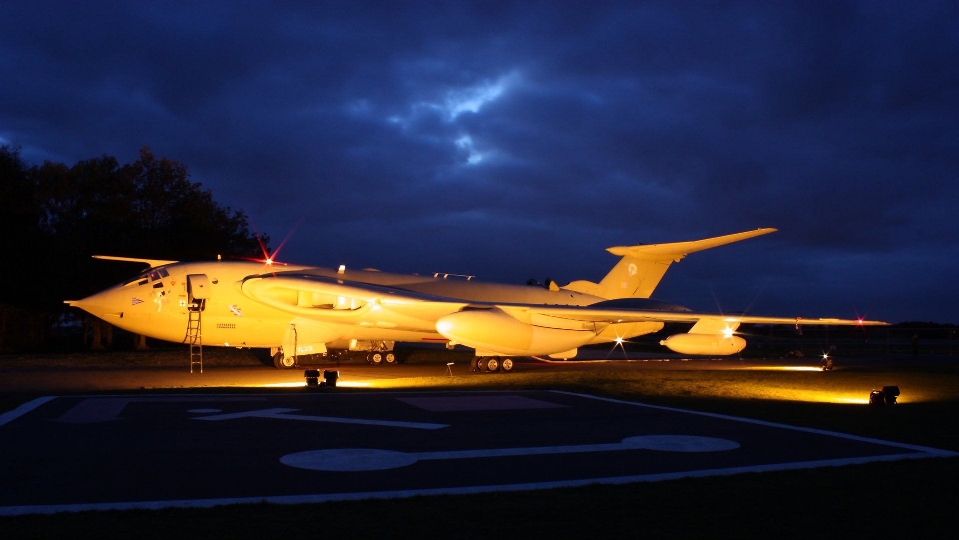 Download Military Handley Page Victor HD Wallpaper