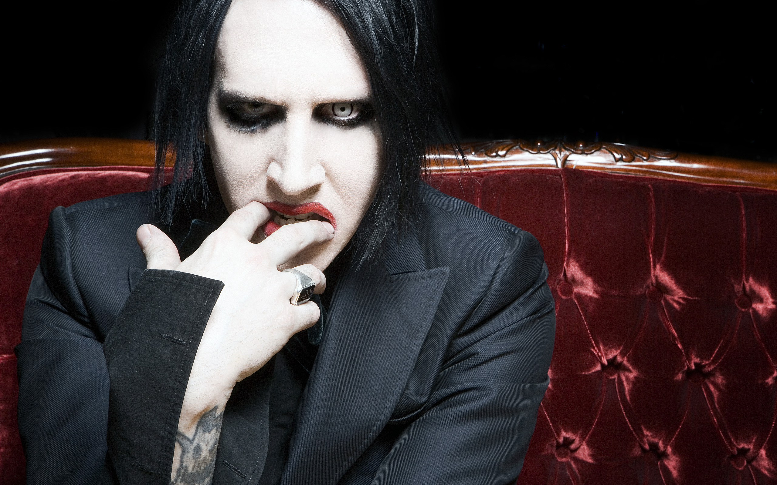 Vibrant desktop wallpaper featuring captivating Music with Marilyn Manson influence in industrial metal and heavy metal genres.