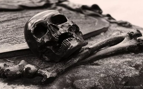 Dark-themed 4K Ultra HD PC desktop wallpaper featuring a detailed skull and bones on a textured surface, creating a striking and eerie atmosphere.