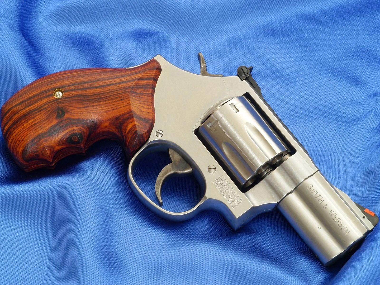 Smith And Wesson Revolver Wallpaper And Background Image 1600x1200 Id164237 9883