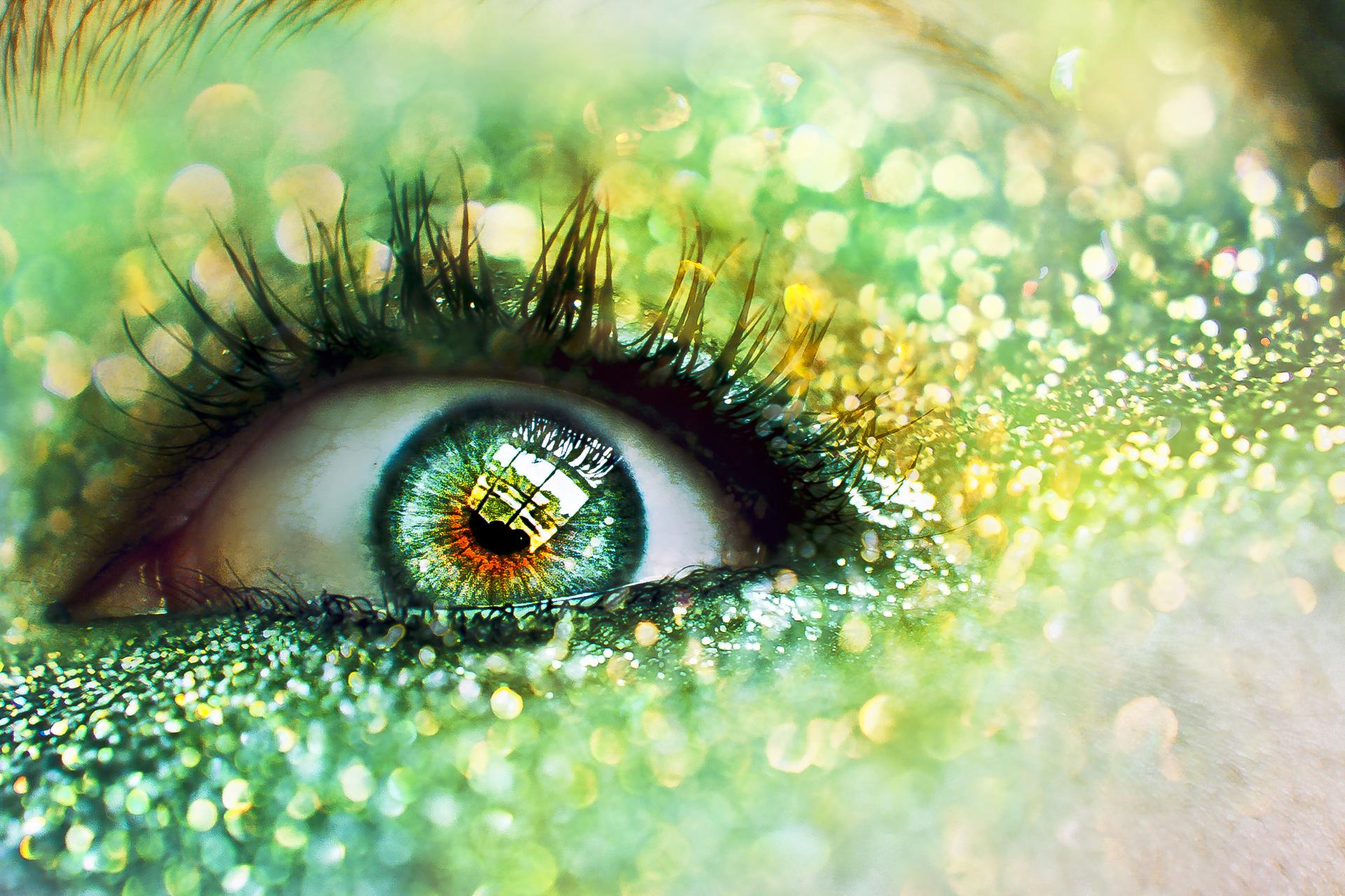 Зеленые глаза на свету. Зелёные глаза. Ярко зеленые глаза. Красивые глазки. Обои на рабочий стол глаза.