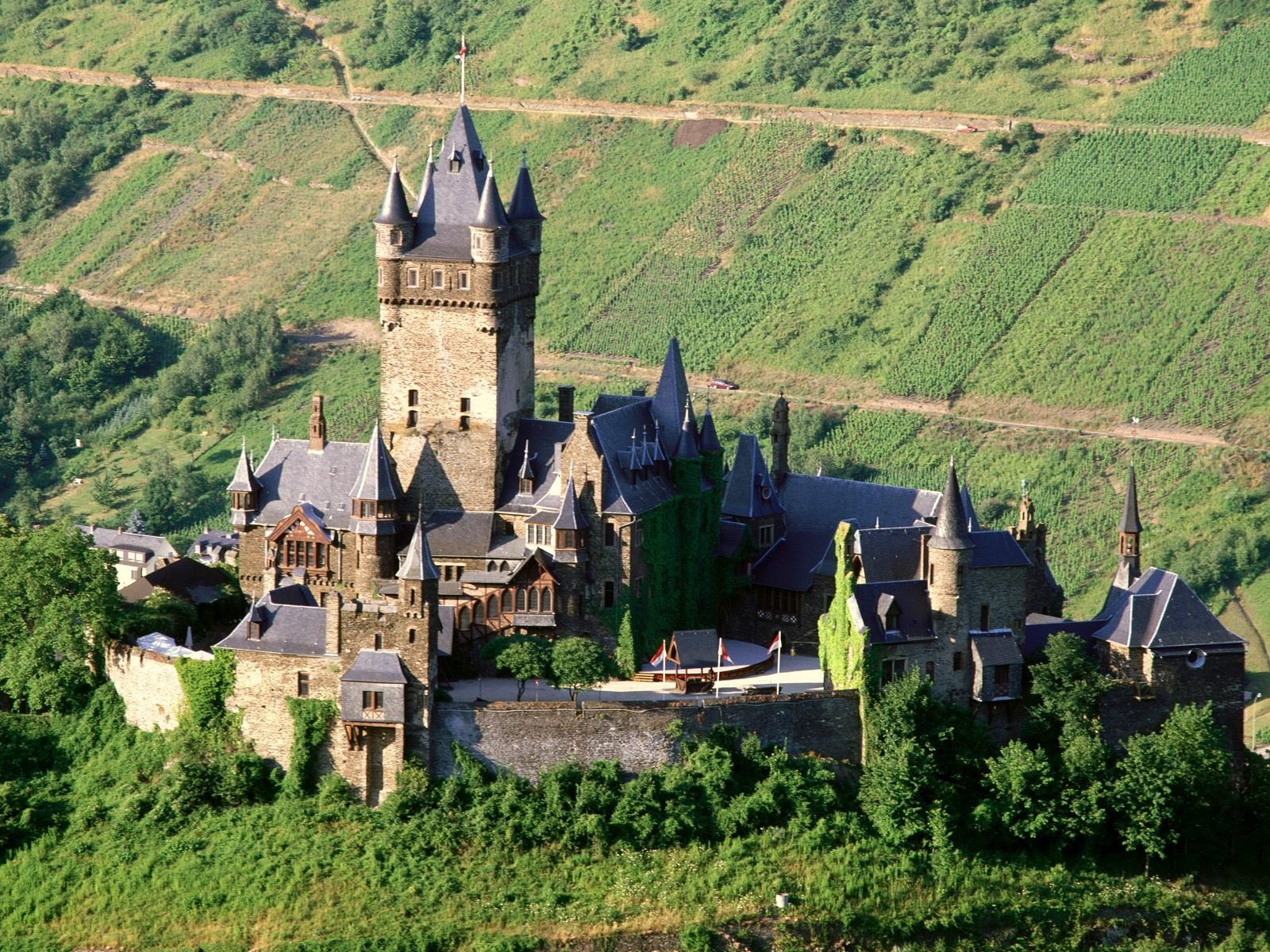 Man-Made Majesty — Hilltop Castle HD Wallpaper | 1600x1200 | Wallpaper ...