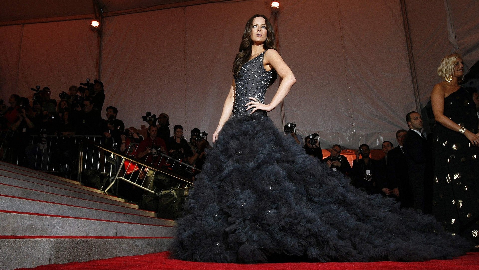 Kate Beckinsale in an elegant gown poses confidently on the red carpet, captured in this stunning HD PC desktop wallpaper. A striking background for any screen.