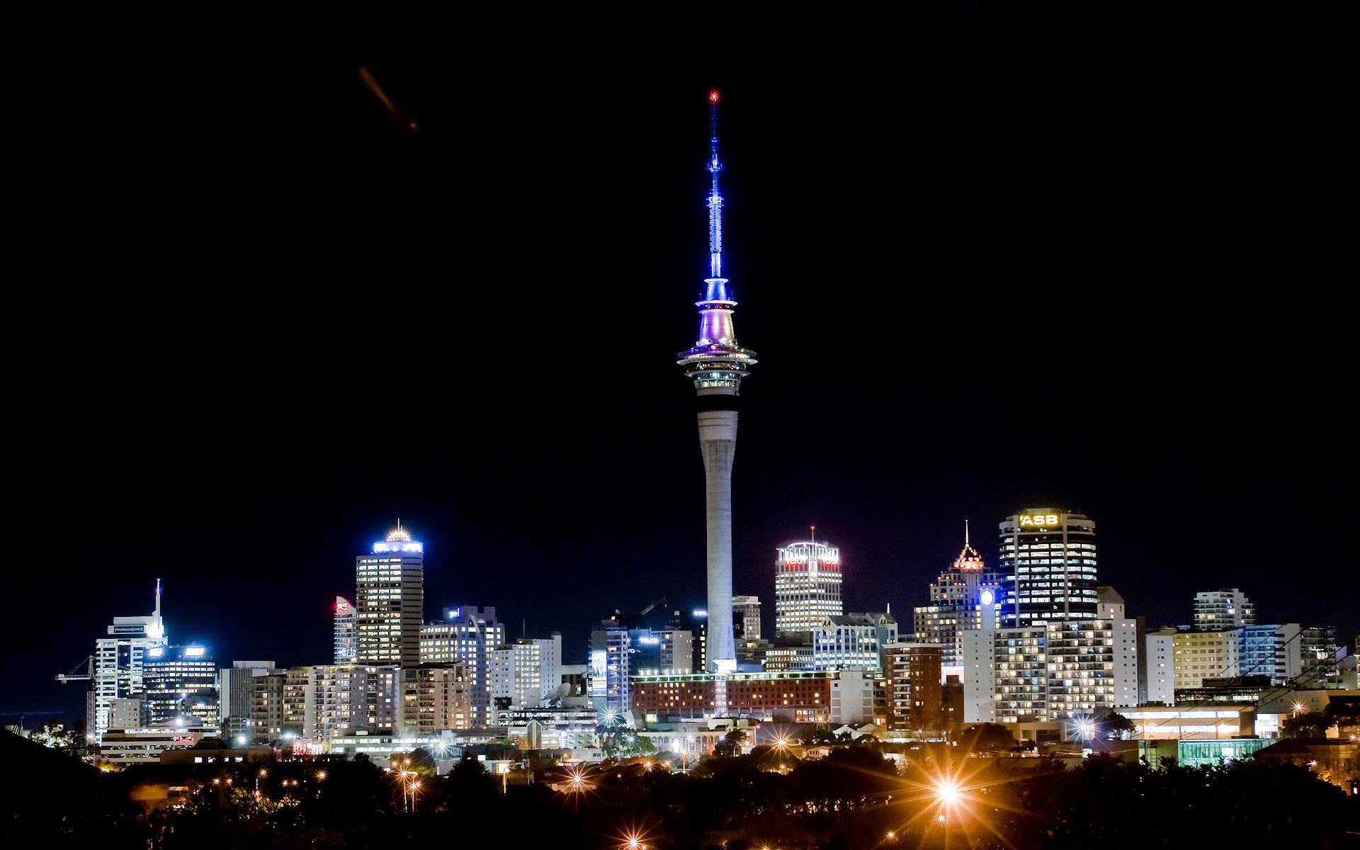 Hình nền Auckland Sky Tower sẽ mang đến cho bạn cảm giác như đang đứng ngay dưới chân tòa tháp cao nhất New Zealand. Khung cảnh lộng lẫy cùng sắc đỏ rực rỡ của tòa tháp sẽ phản ánh tinh thần chinh phục đỉnh cao của bạn trong công việc và cuộc sống.