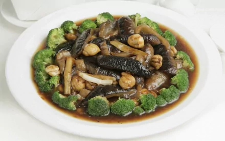 HD PC desktop wallpaper featuring a plate of Chinese food with broccoli, mushrooms, and a rich sauce on a white background.