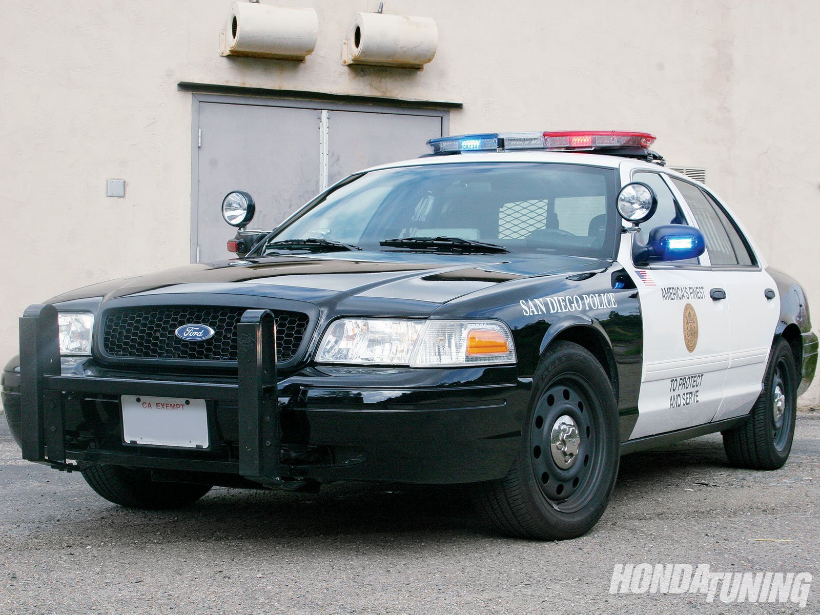 HD desktop wallpaper featuring a classic black and white police vehicle with red and blue lights.