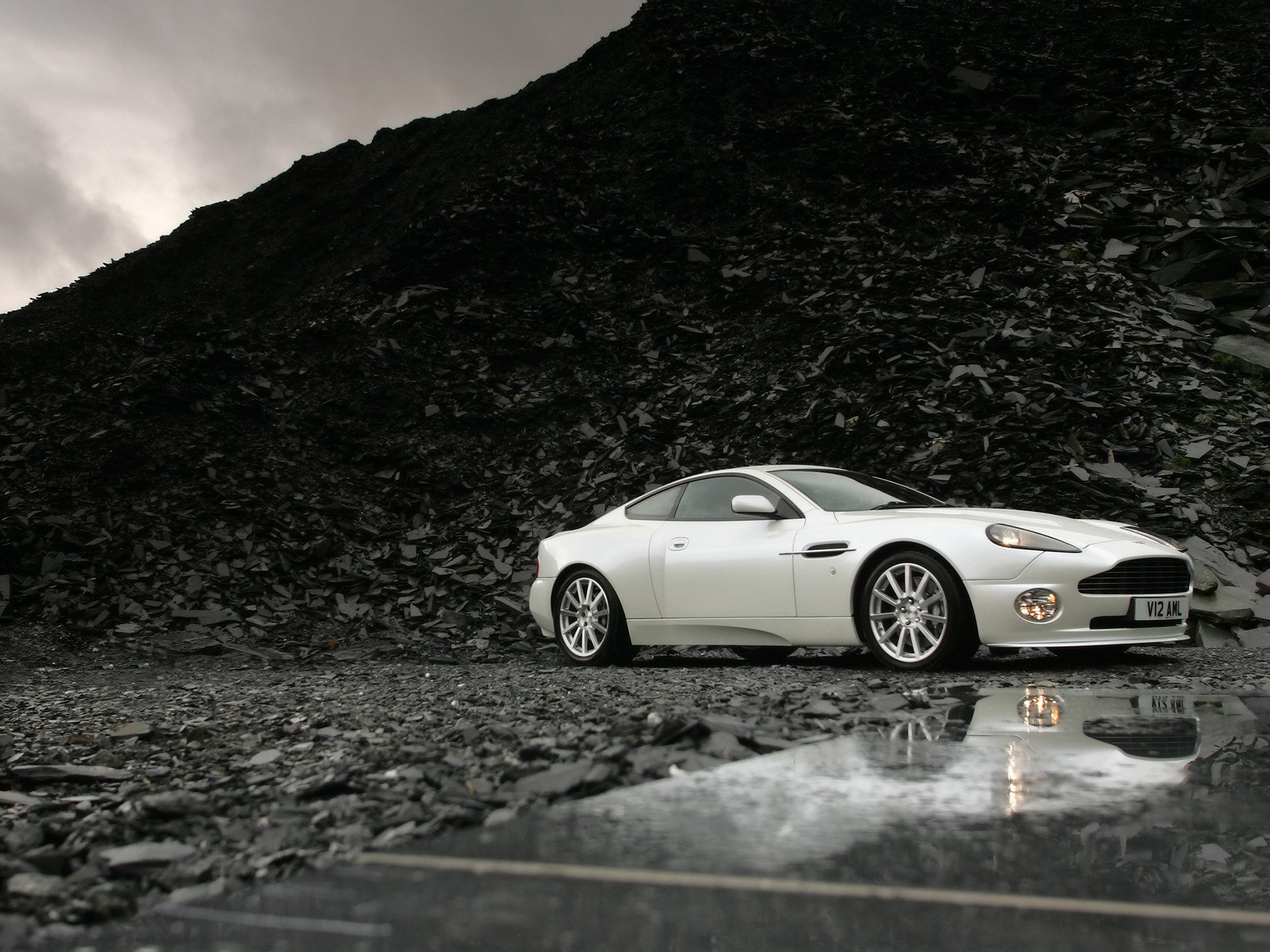 Download Vehicle Aston Martin Vanquish HD Wallpaper