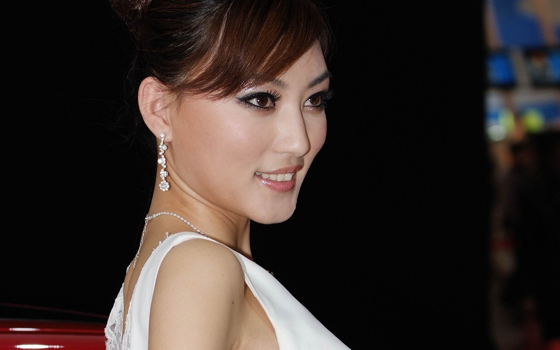 Oriental woman with elegant hairstyle and earrings, captured in a stylish pose, serves as an HD desktop wallpaper background featuring Luo Wengang.