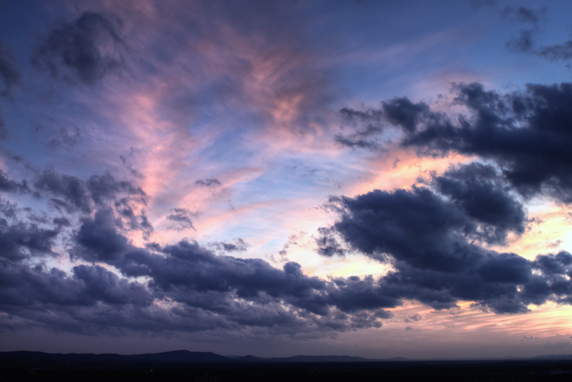 4K Ultra HD PC desktop wallpaper: HDR twilight sky over mountain silhouette, vibrant sunset clouds melting into dusk and night.