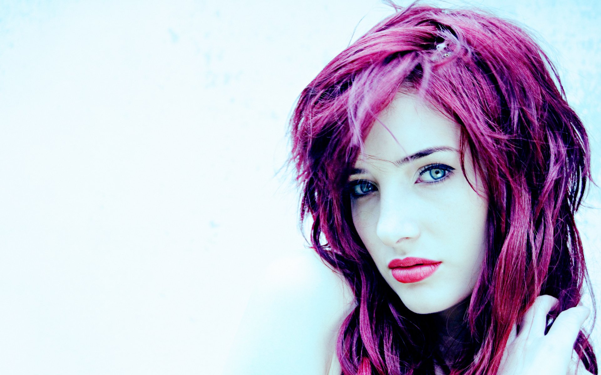 HD PC desktop wallpaper featuring celebrity Susan Coffey with vibrant purple hair and striking blue eyes against a pale background.