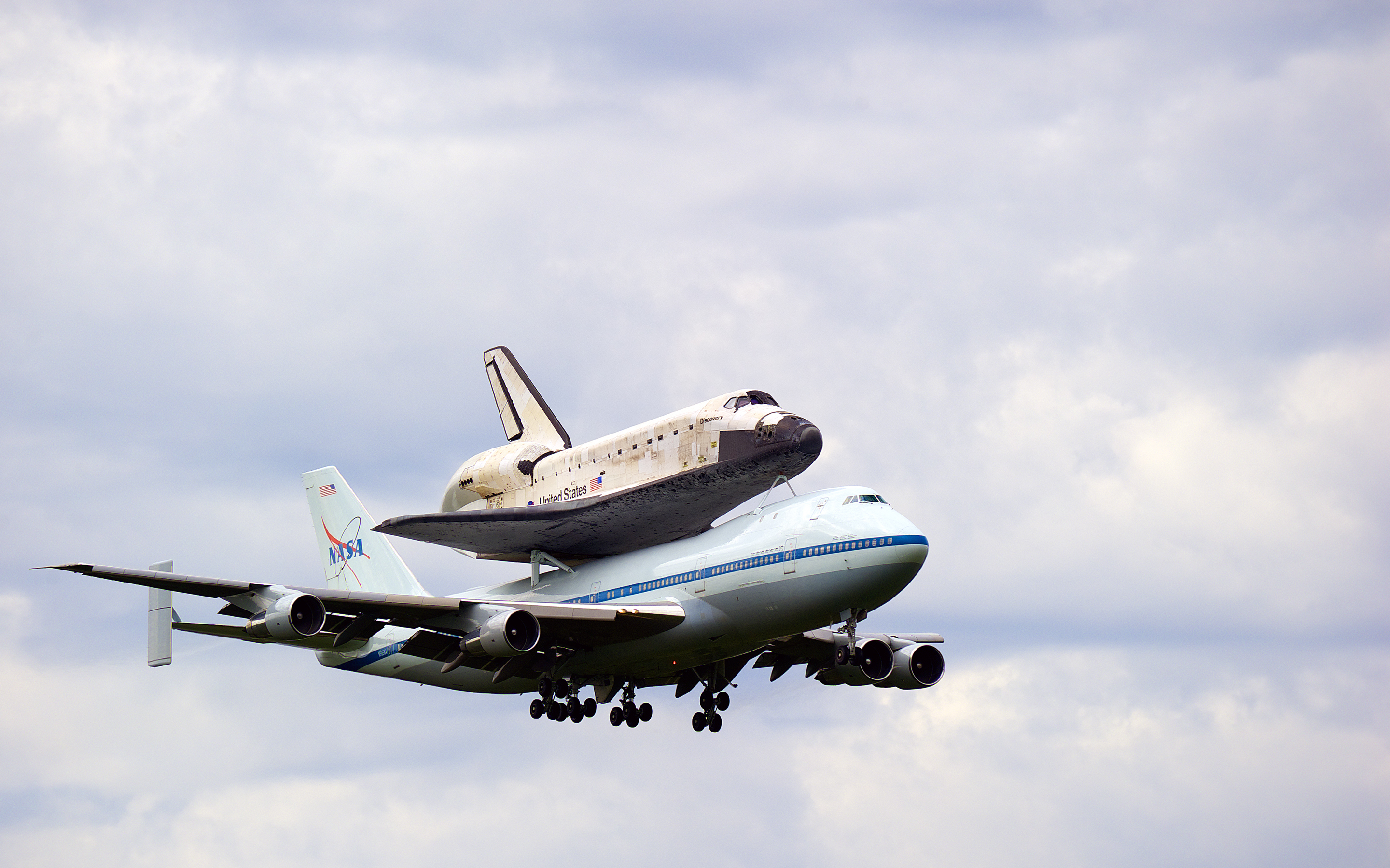 Vehicles Space Shuttle Discovery HD Wallpaper | Background Image