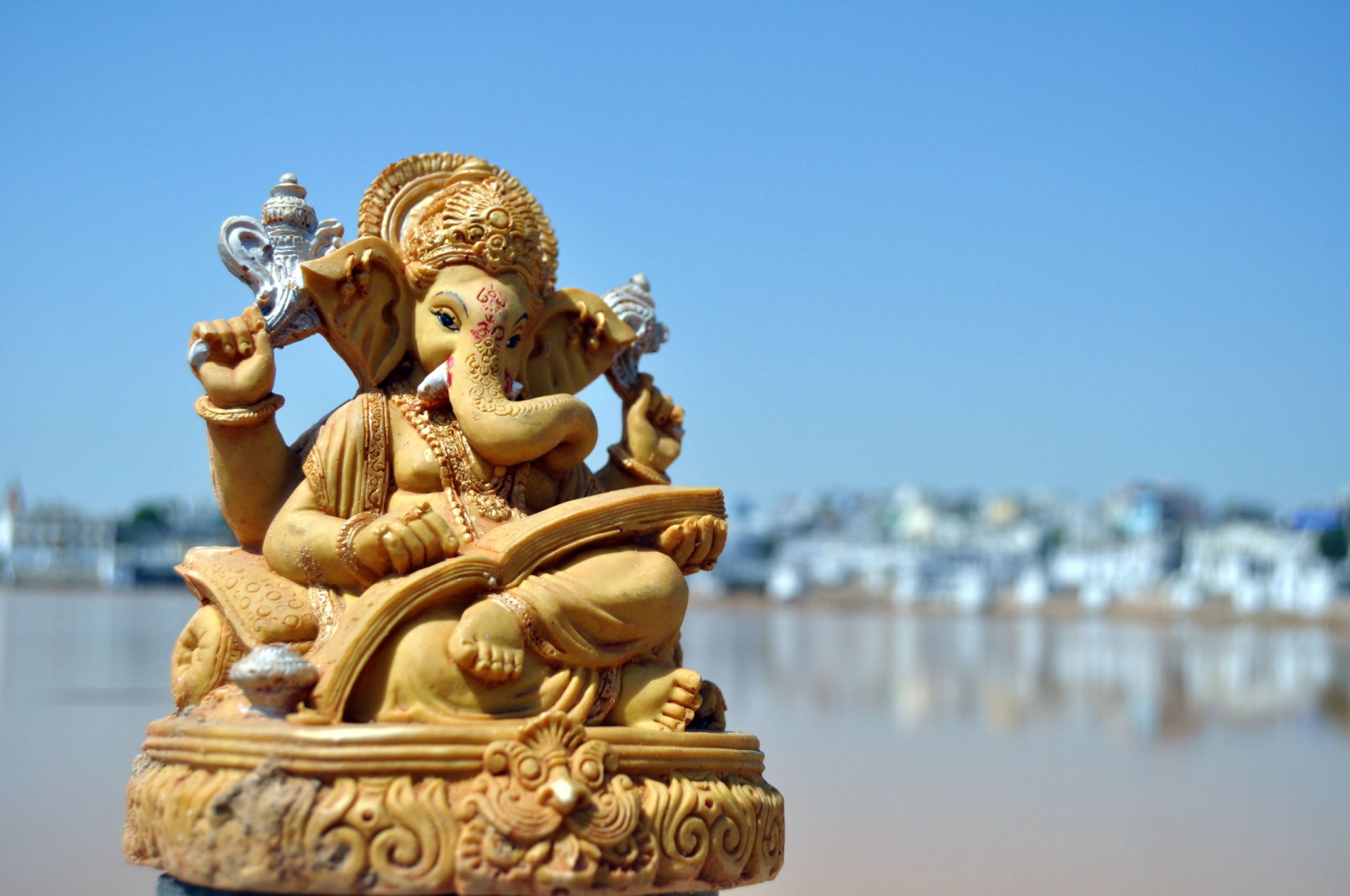 Ganesh in Tranquility: HD Religious Wallpaper