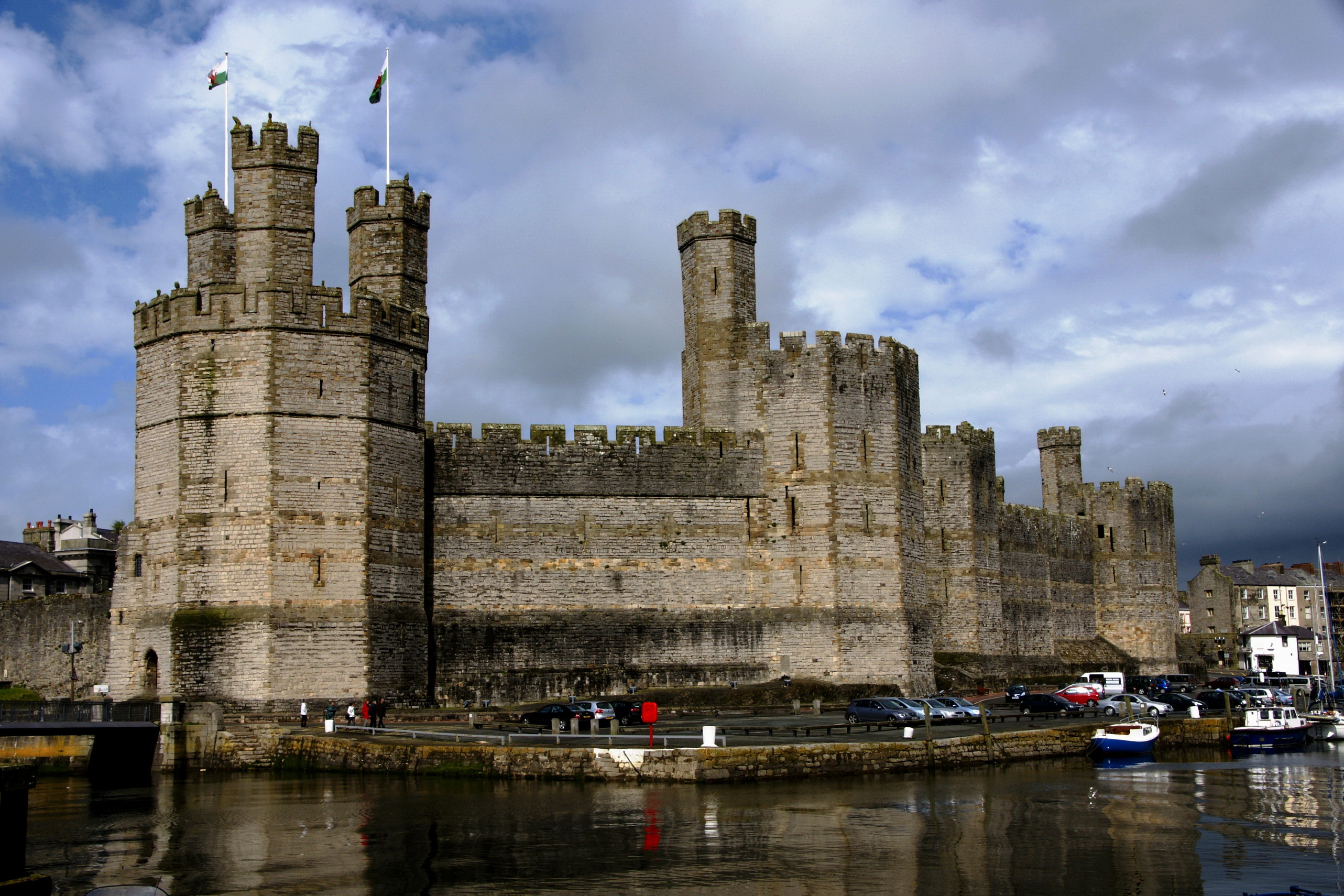 Caernarfon castle. Средневековые замки Англии. Карнарвон город. Замок Ньюкасл, Великобритания. Замки Англии в городе.