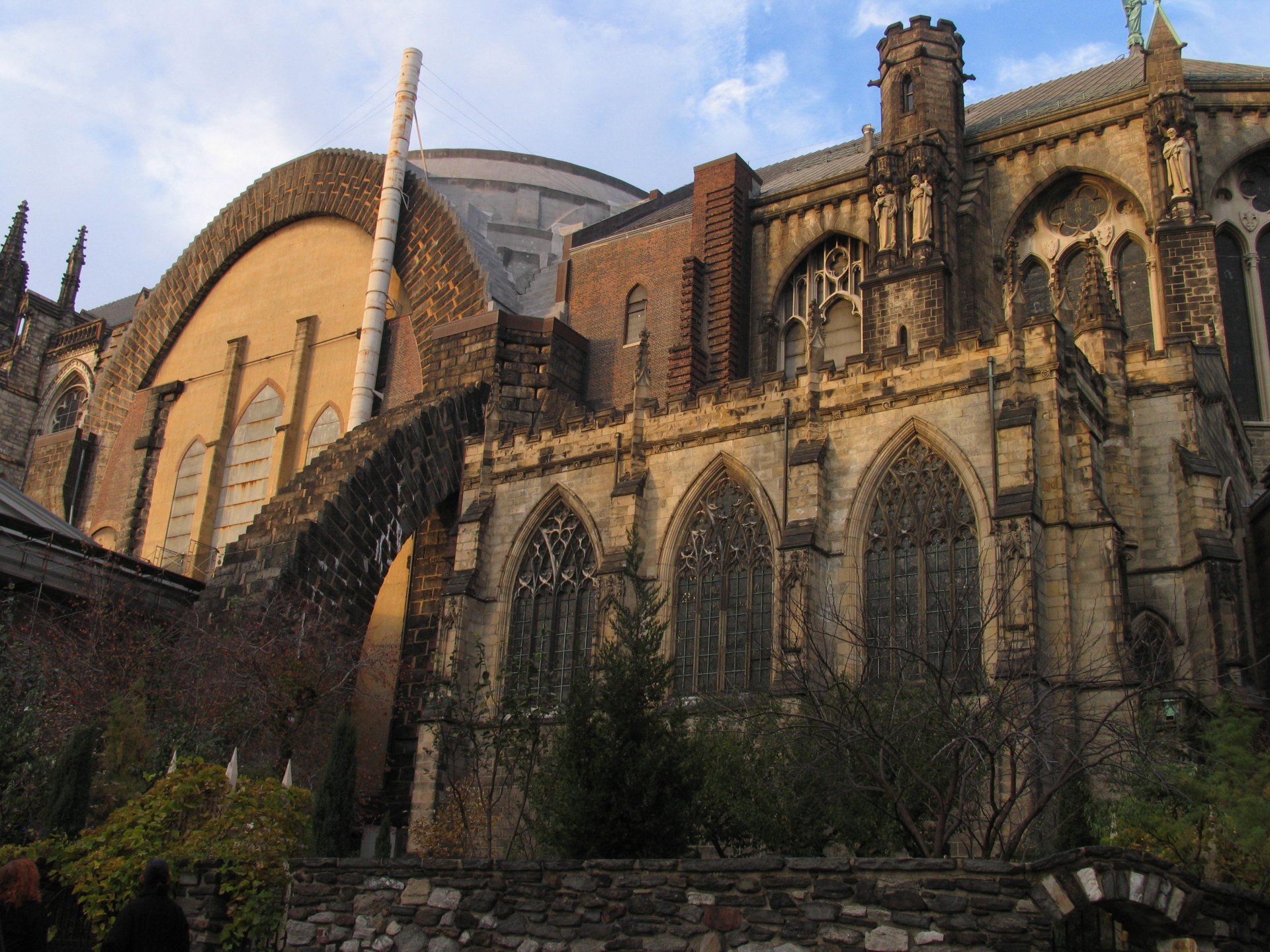 HD desktop wallpaper featuring a detailed view of a historic cathedral with intricate gothic architecture under a clear sky.