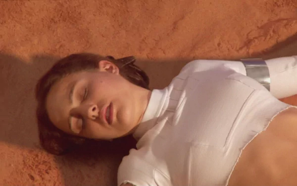 Padmé Amidala, portrayed by Natalie Portman, lies peacefully in a desert setting in this HD wallpaper from Star Wars Episode II: Attack of the Clones.