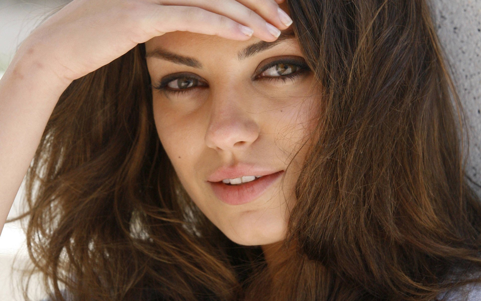 Download Celebrity Mila Kunis HD Wallpaper