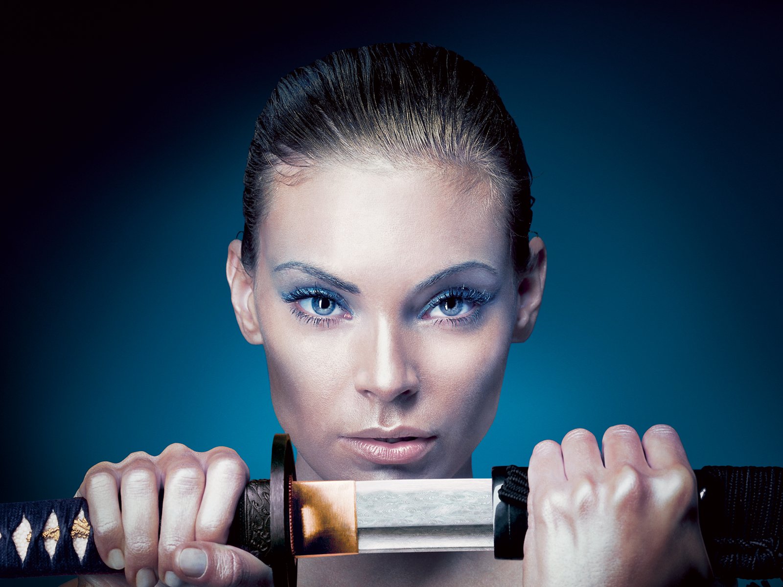 HD PC desktop wallpaper featuring a close-up of a woman holding a sword with a focused expression against a dark blue background.