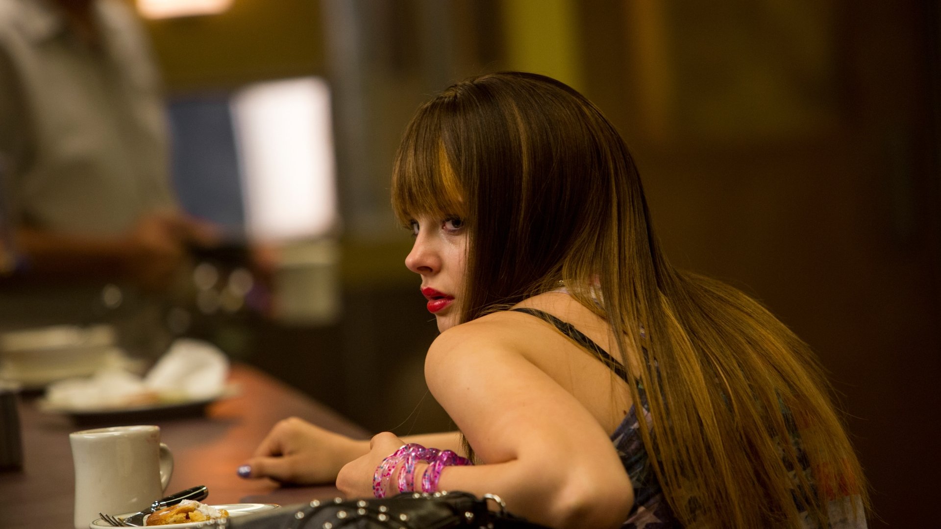 4K Ultra HD PC desktop wallpaper featuring a scene from the movie The Equalizer, depicting a woman with long hair leaning on a table in a dimly lit setting.