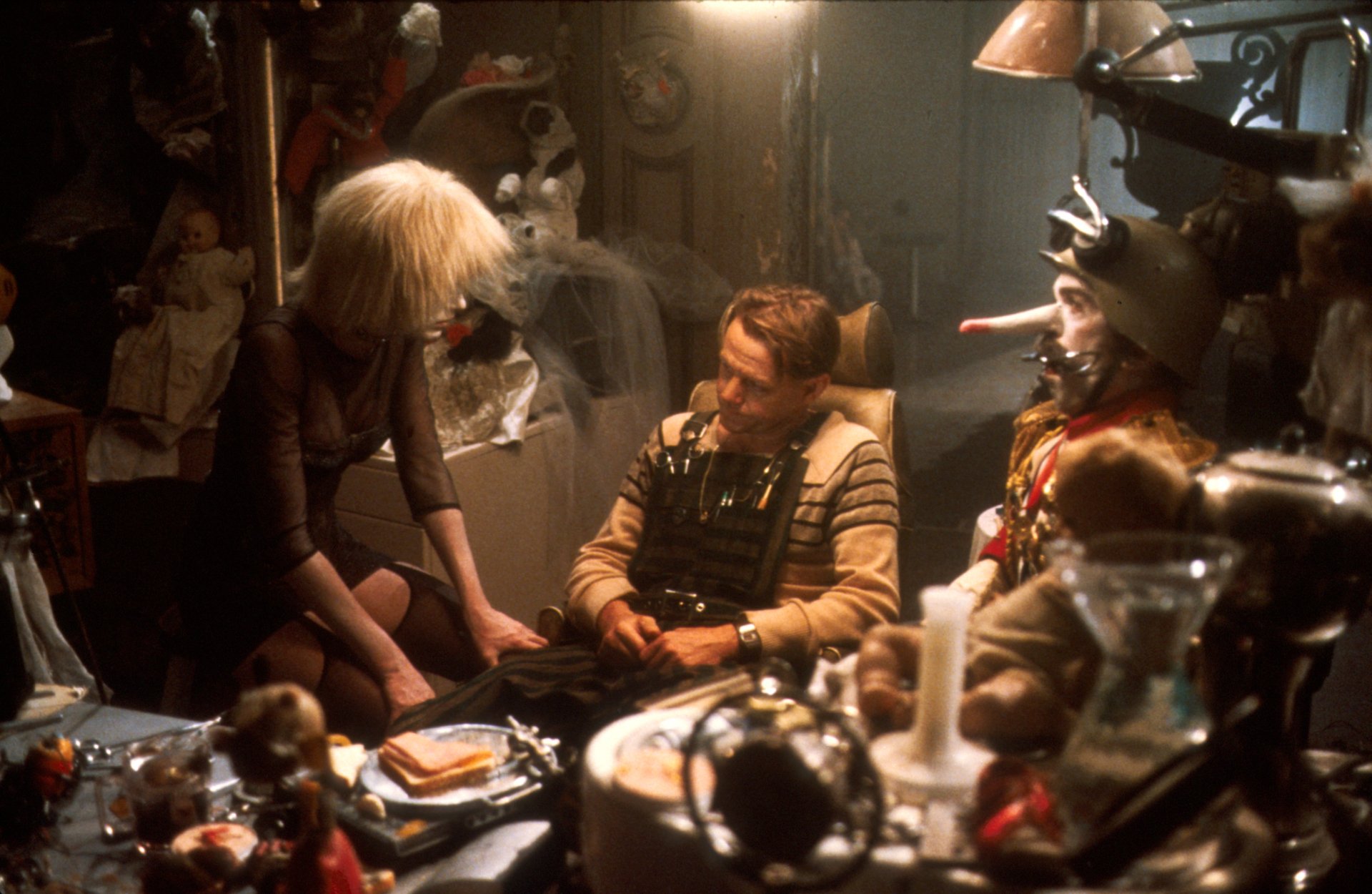 HD PC desktop wallpaper featuring a scene from the movie Blade Runner with characters in a dimly lit, cluttered room.