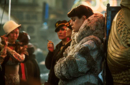 Blade Runner 2K Quad HD PC desktop wallpaper — neon-lit street crowd; a fur-coated woman leans against a column while others smoke.