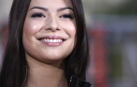Celebrity Miranda Cosgrove HD Desktop Wallpaper | Background Image